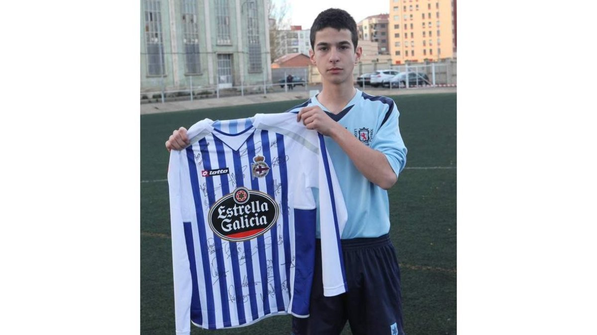 Pablo posa con la camiseta firmada por la plantilla del Deportivo.