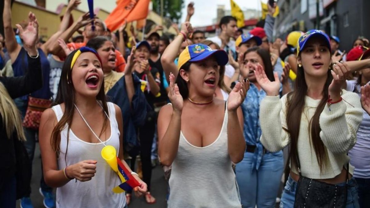 Varias jóvenes gritan consignas contra el presidente Maduro, en Los Teques (Estado de Miranda, Venezuela), este miércoles.