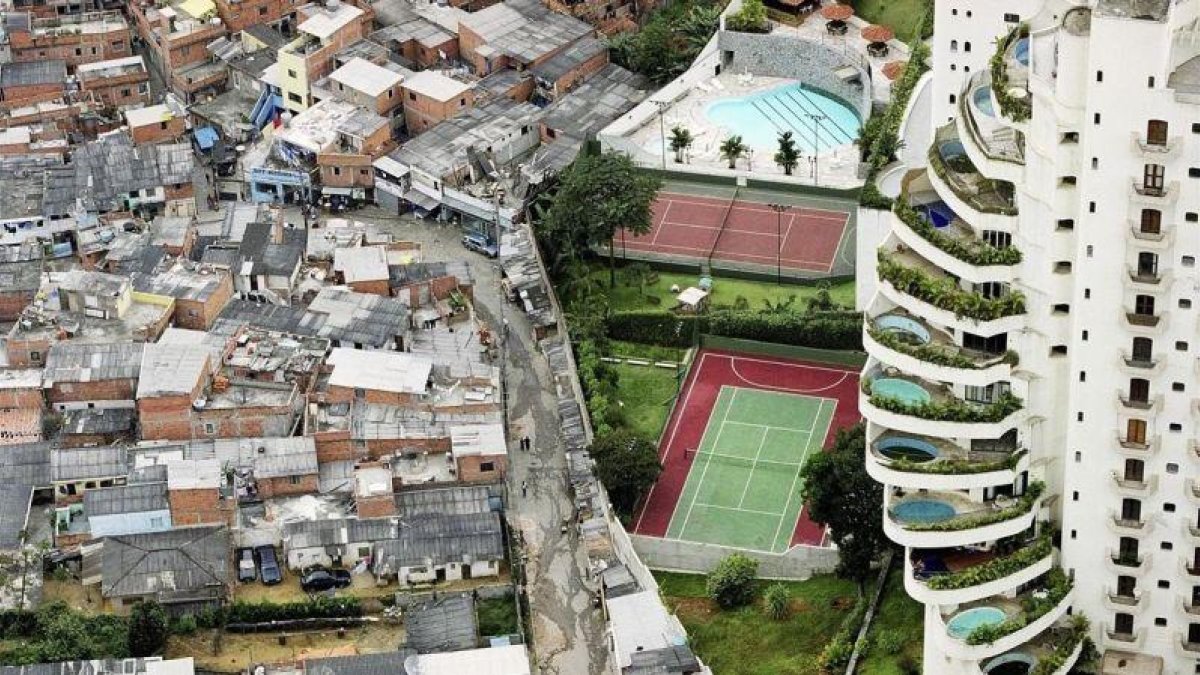 Diferencia entre un barrio rico y un barrio pobre de Sao Paulo.