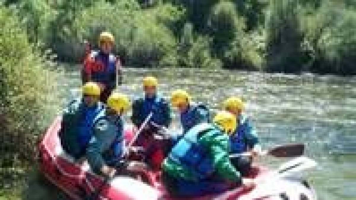 Un grupo de jóvenes de Villaquilambre, durante el descenso por el río Porma