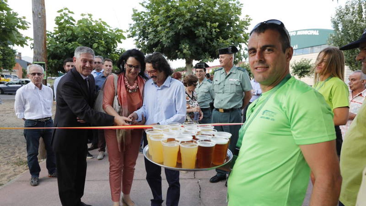 Un momento de la inauguración oficial de la Feria del Lúpulo y la Cerveza de Carrizo. JESÚS F. SALVADORES