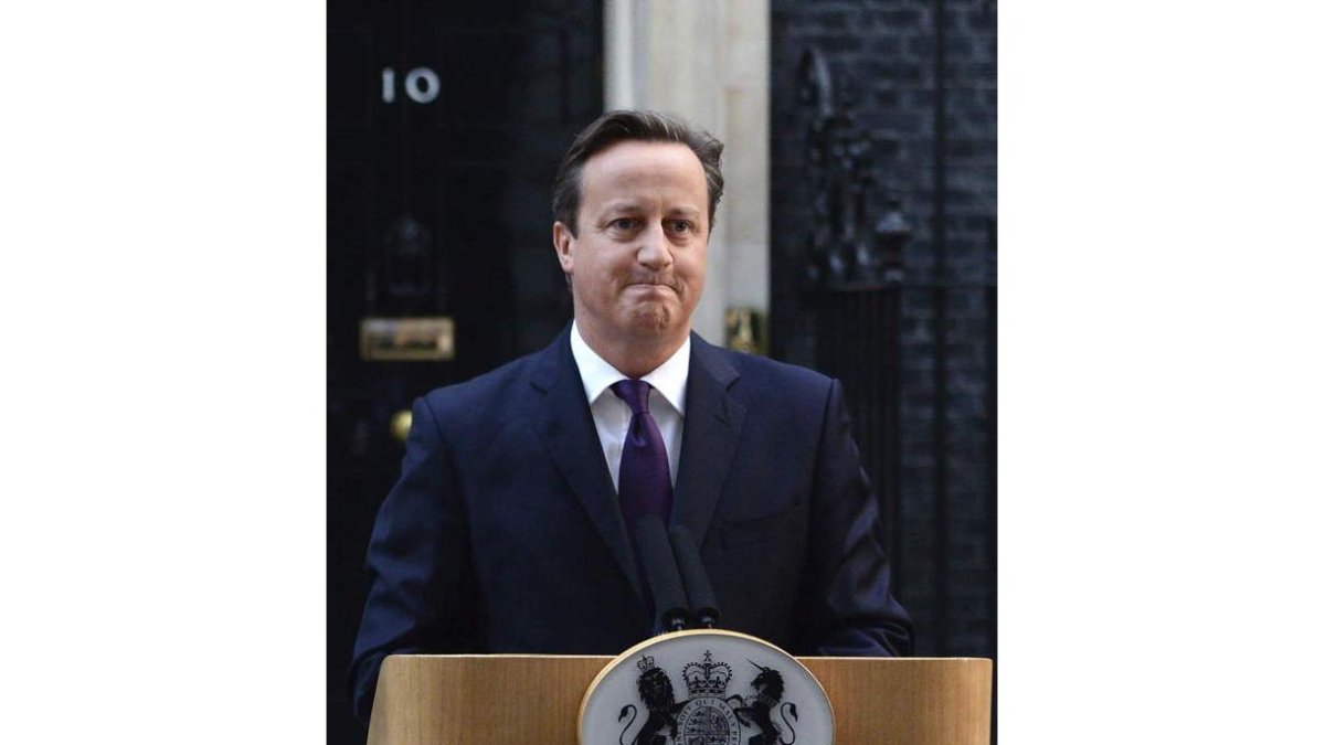 Cameron ofrece un discurso en Downing Street.