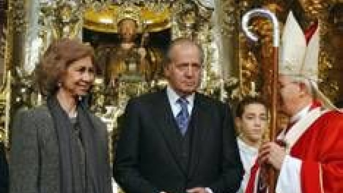 Los Reyes acompañados por el arzobispo de Santiago, Julian Barrio, tras el acto en Santiago