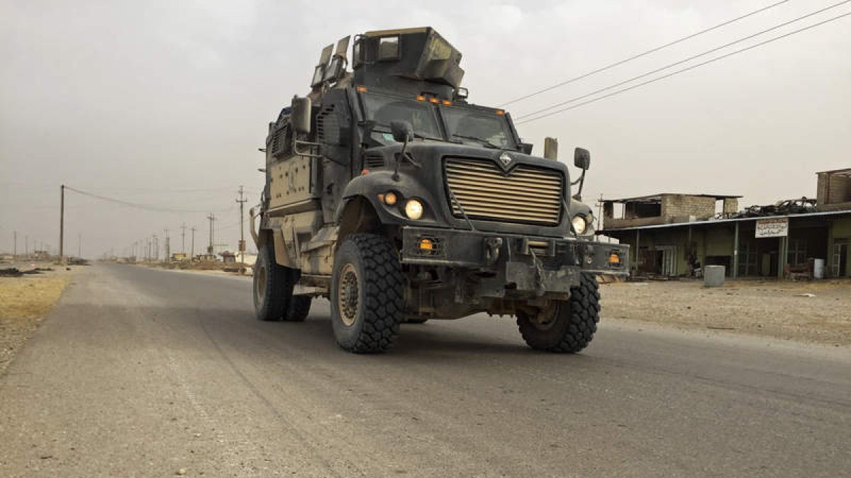 Un camión a su paso por Bazuaia lleva refuerzos del Ejército iraquí a Mosul. EDU MARÍN