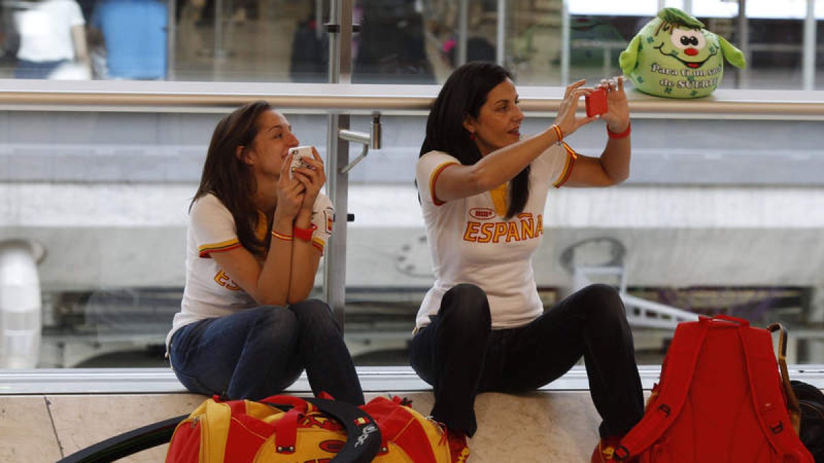 Carolina y Ruth esperan en la terminal T-4 el avión que ayer les condujo a Londres.