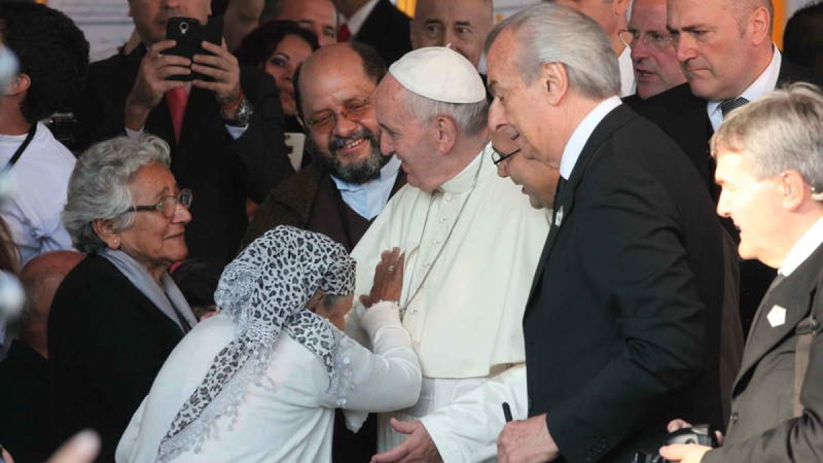 El papa conversa con dos mujeres durante su visita al barrio del Bañado Norte.