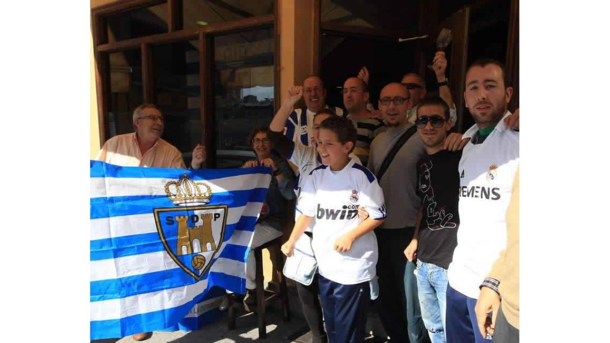 Aficionados de los dos equipos, tras el sorteo.