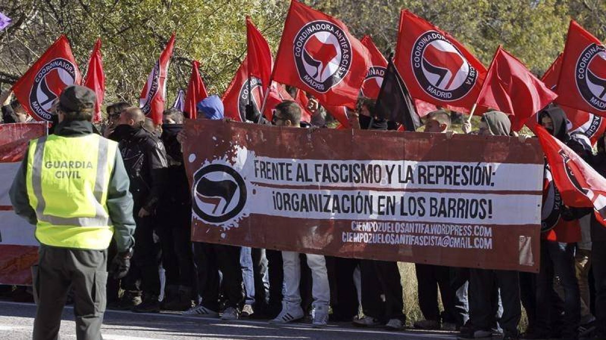 Un momento de la concentración convocada por el Foro por la Memoria de la Comunidad de Madrid para denunciar la permanencia del Valle de los Caídos como un mausoleo de Francisco Franco y un lugar de peregrinación del fascismo internacional.