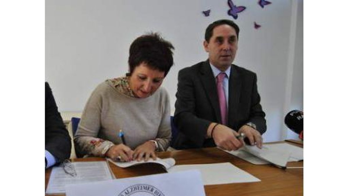 Teresa Rodríguez firma la ayuda junto a Pablo Sancho, de La Caixa .