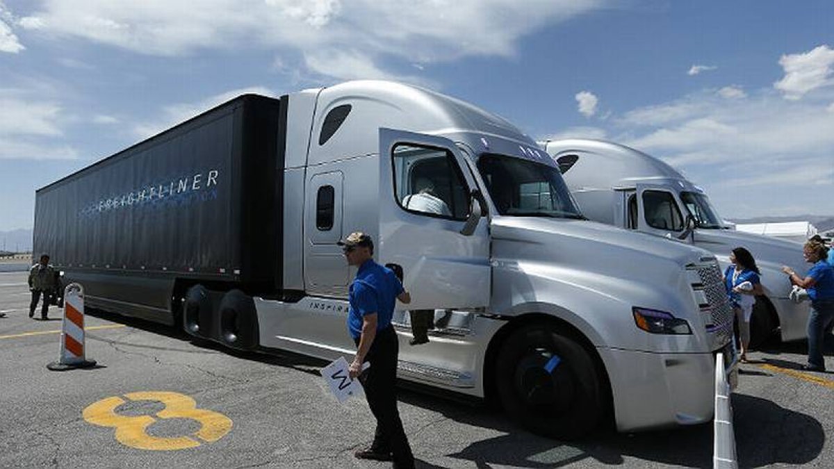 La empresa Daimler prueba ya en las carreteras de Nevada su prototipo de camiones que no necesitan chóferes.