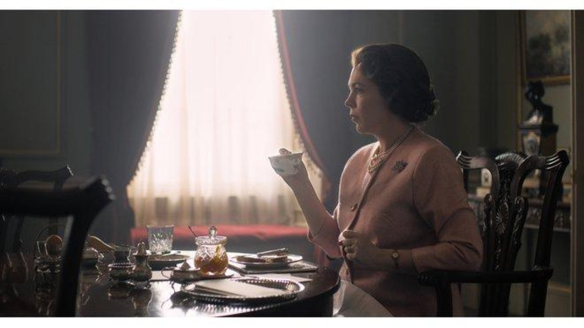 La actriz Olivia Colman, como la reina Isabel II, en la serie de Netflix The Crown.