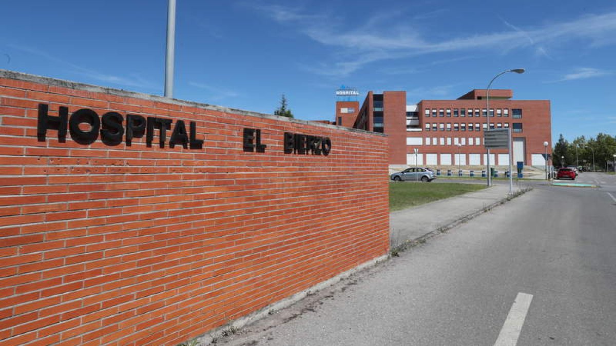 Acceso al Hospital El Bierzo, en una imagen de archivo. L. DE LA MATA