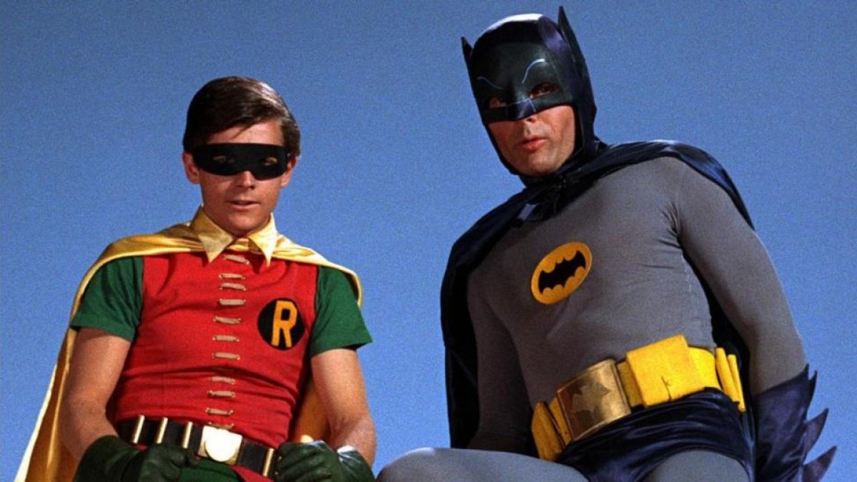 Adam West, como Batman, acompañado de Burt Ward, como Robin.