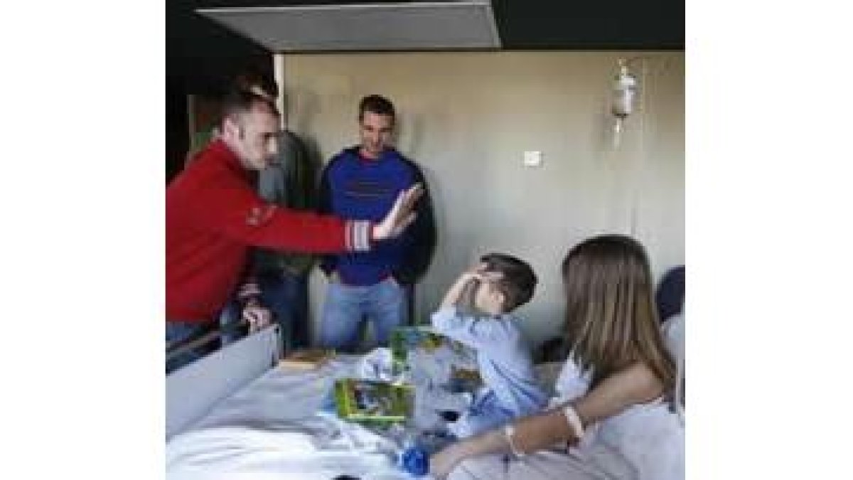 Los jugadores visitan a los niños del Hospital | Jesús
