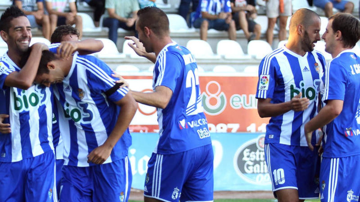 Juande y Alberto Aguilar felicitan a Fofo por la consecución del segundo gol. El levantino realizó uno de sus partidos más completos con la Deportiva y fue la gran novedad en el once inicial dispuesto por Claudio.