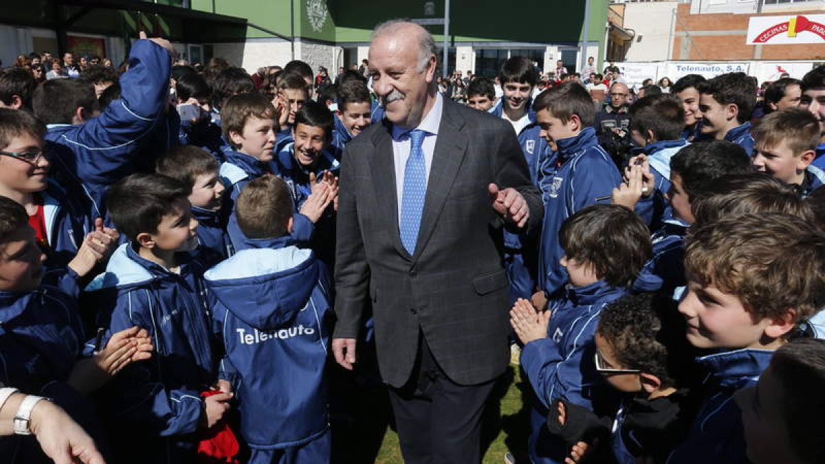 Vicente del Bosque durante su visita a Astorga. JESÚS F. SALVADORES