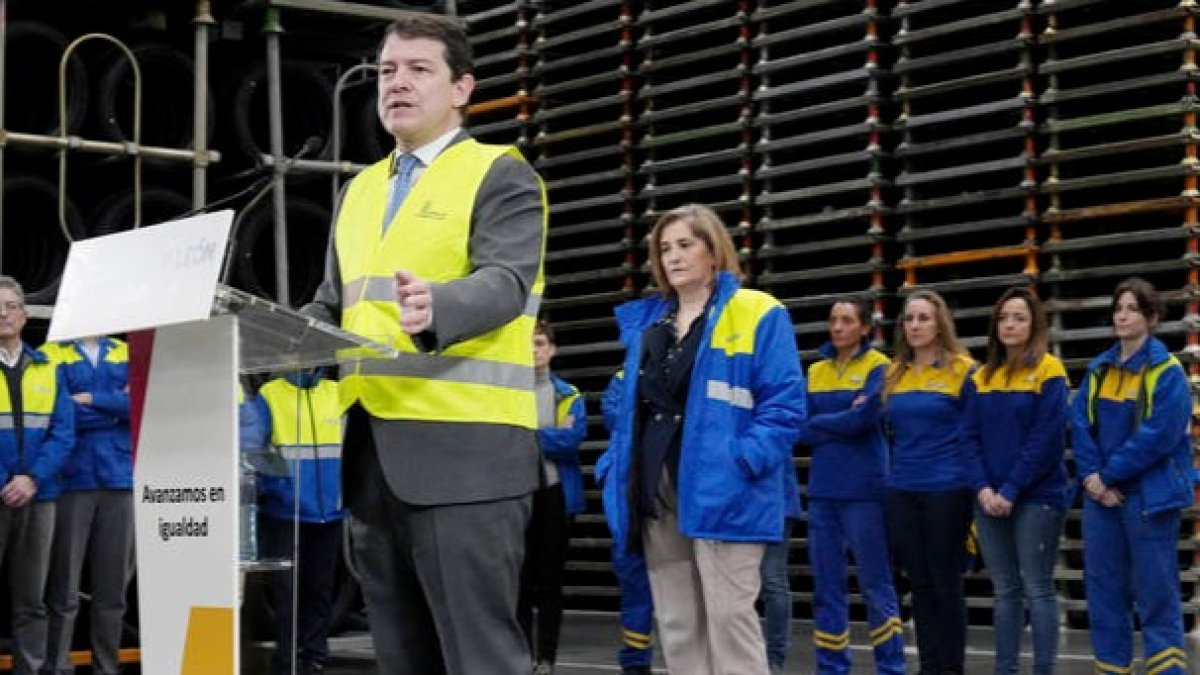 El presidente de la Junta de Castilla y León, Alfonso Fernández Mañueco, visita este martes la Fábrica de Michelín. NACHO GALLEGO