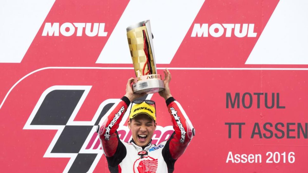 Takaaki Nakagami levanta la copa de campeón de Moto2, en el circuito de Assen.