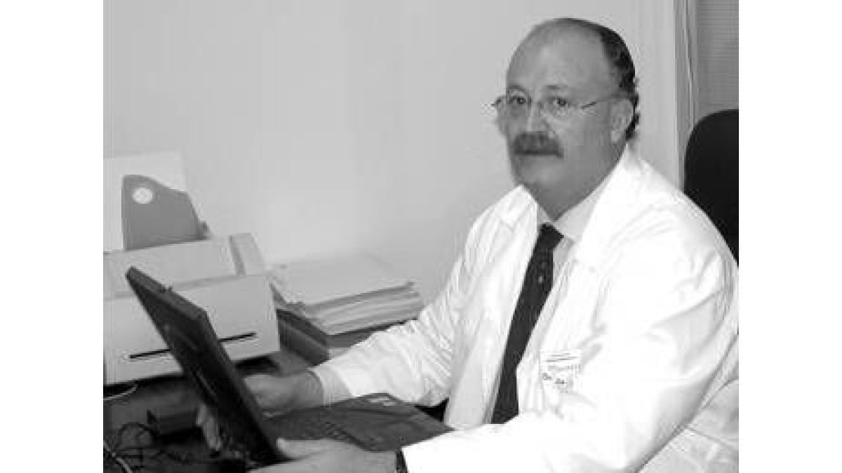 El doctor José Luis de la Cruz es especialista en cirugía laparoscópica de la obesidad