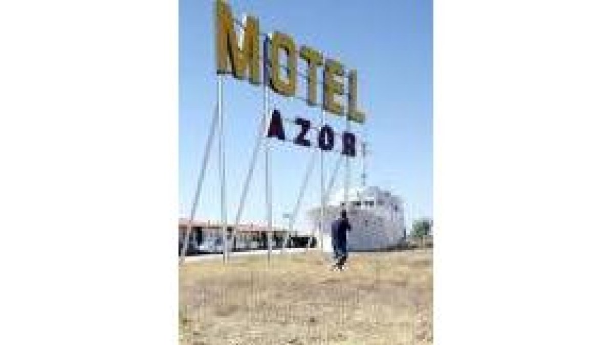 El yate Azor sirve de reclamo para el motel del mismo nombre