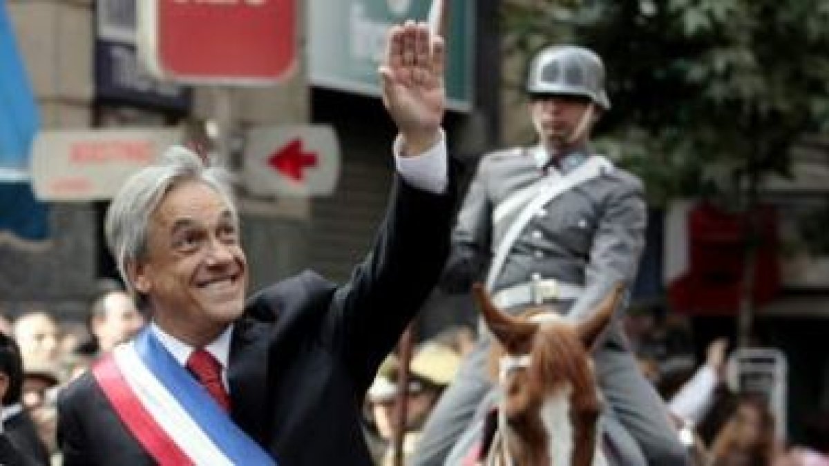 Piñera saluda a su llegada a la Catedral Metropolitana de Santiago de Chile.