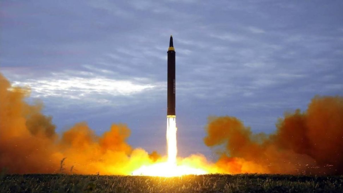 Imagen del misil de medio alcance Hwasong-12 que lanzón Pionyang el pasado martes