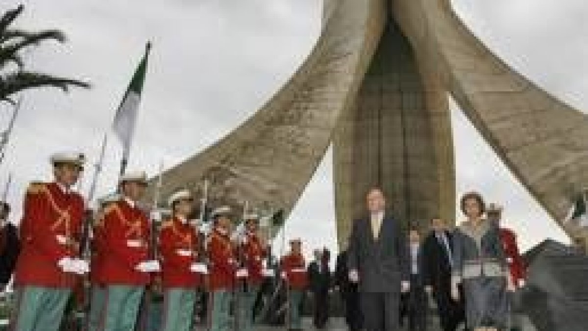 Los Reyes, en una ofrenda floral en el monumento por los mártires de la independencia argelina