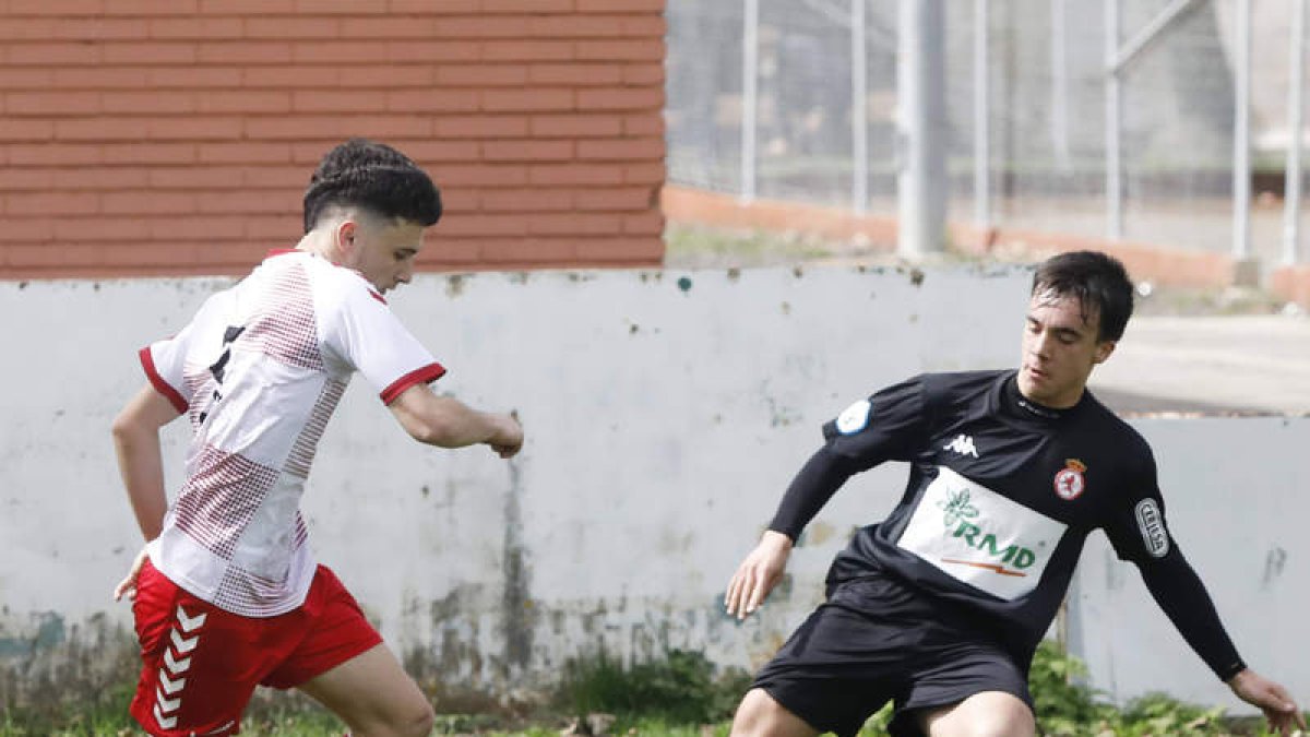 Fierro, a la izquierda, controla el balón ante un rival. MARCIANO PÉREZ