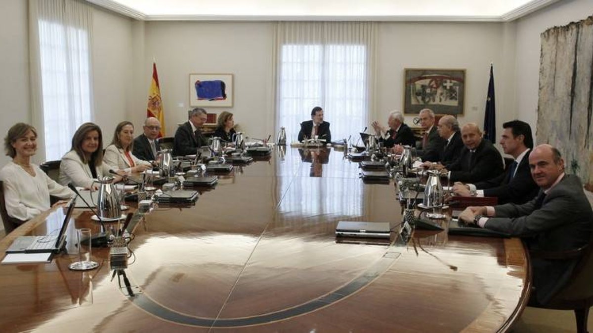 El presidente del Gobierno, Mariano Rajoy, ha presidido esta mañana, en el Palacio de la Moncloa, un Consejo de Ministros extraordinario para aprobar la ley orgánica que hará efectiva la abdicación del Rey, cuyo trámite parlamentario comenzará por la tard
