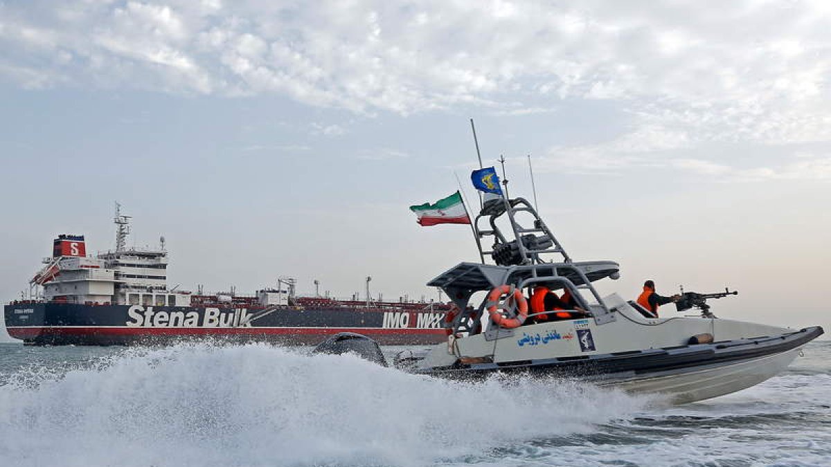 Una lancha de la Guardia Revolucionaria iraní junto al petrolero británico ‘Stena Impero’. HASAN SHIRVANI