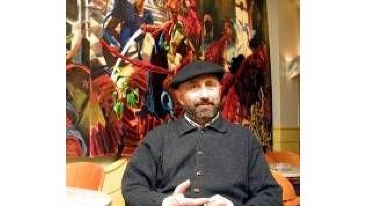 El artista leonés Juan Hernández Morán, junto a una de sus obras