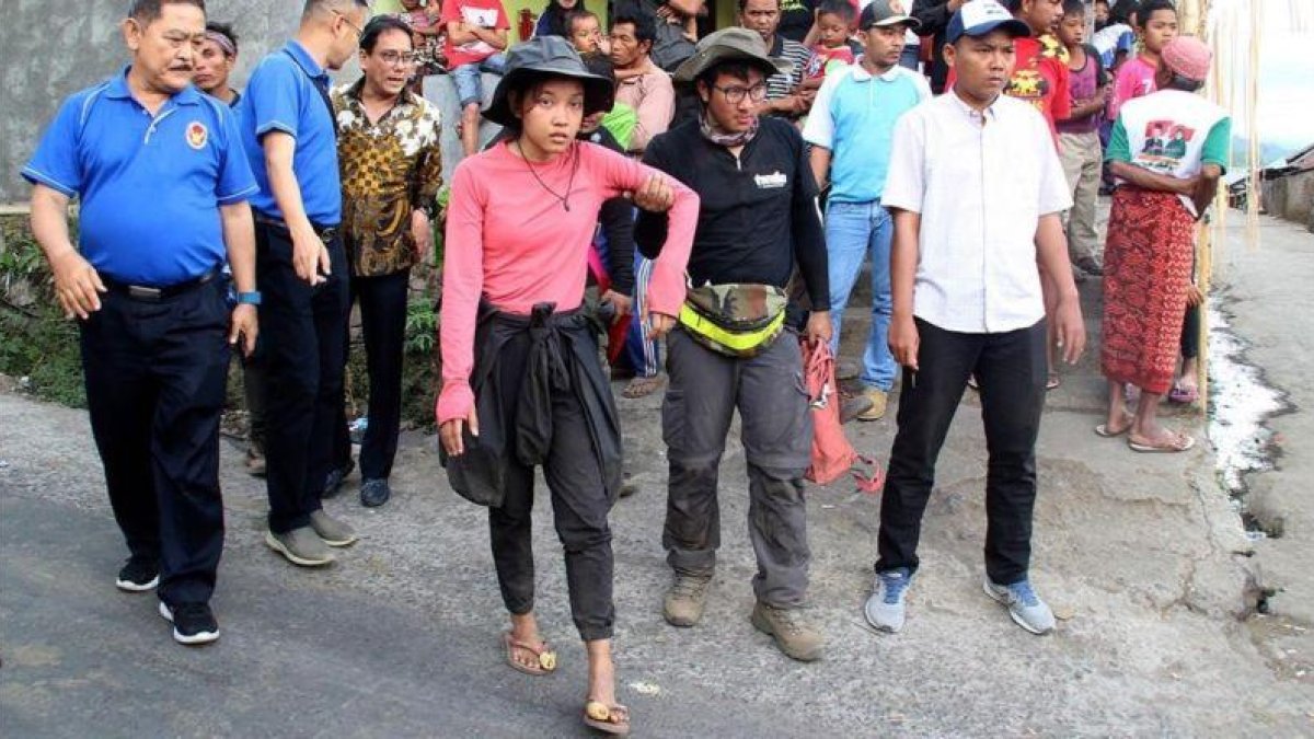 Excursionistas descendiendo del monte Rinjani después de que un terremoto golpeara la isla de indonesia de Lombok el día anterior.