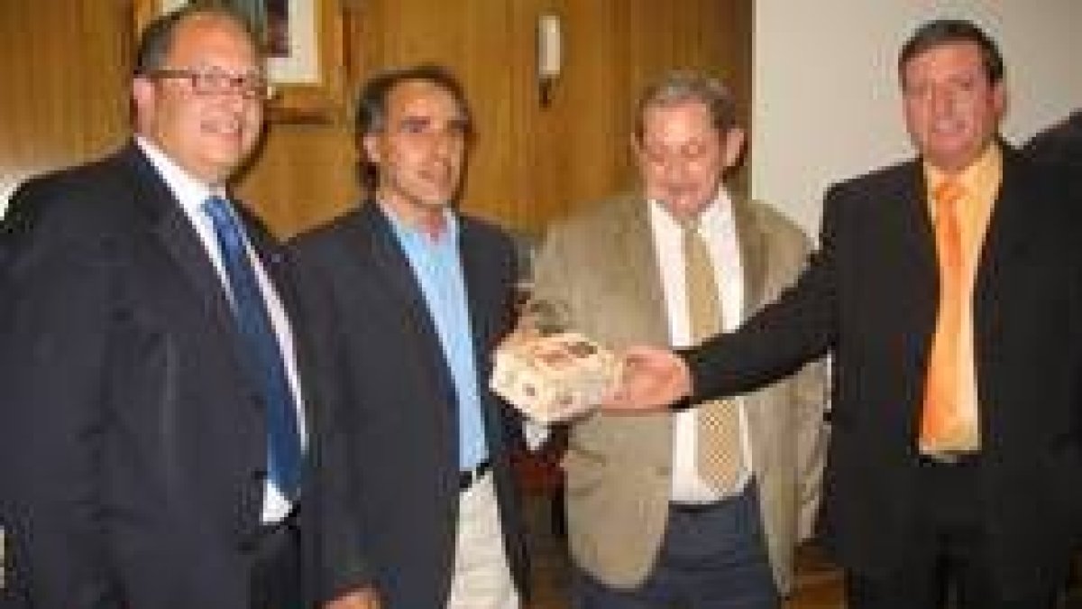 Eduardo Fernández, Perandones, Álvarez y Pedro Fernández sostienen la caja con la nueva etiqueta