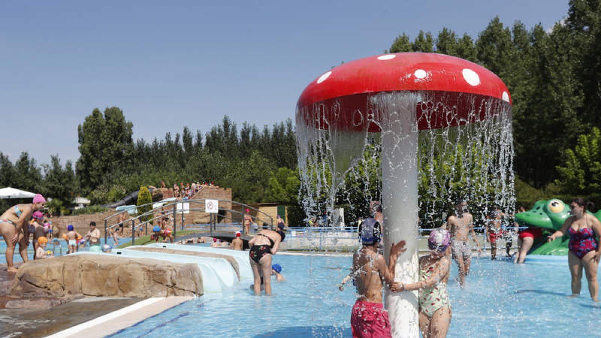 La mayor parte de las piscinas municipales de la provincia leonesa permanecerán abiertas desde este mes de junio hasta septiembre. JESÚS F. SALVADORES