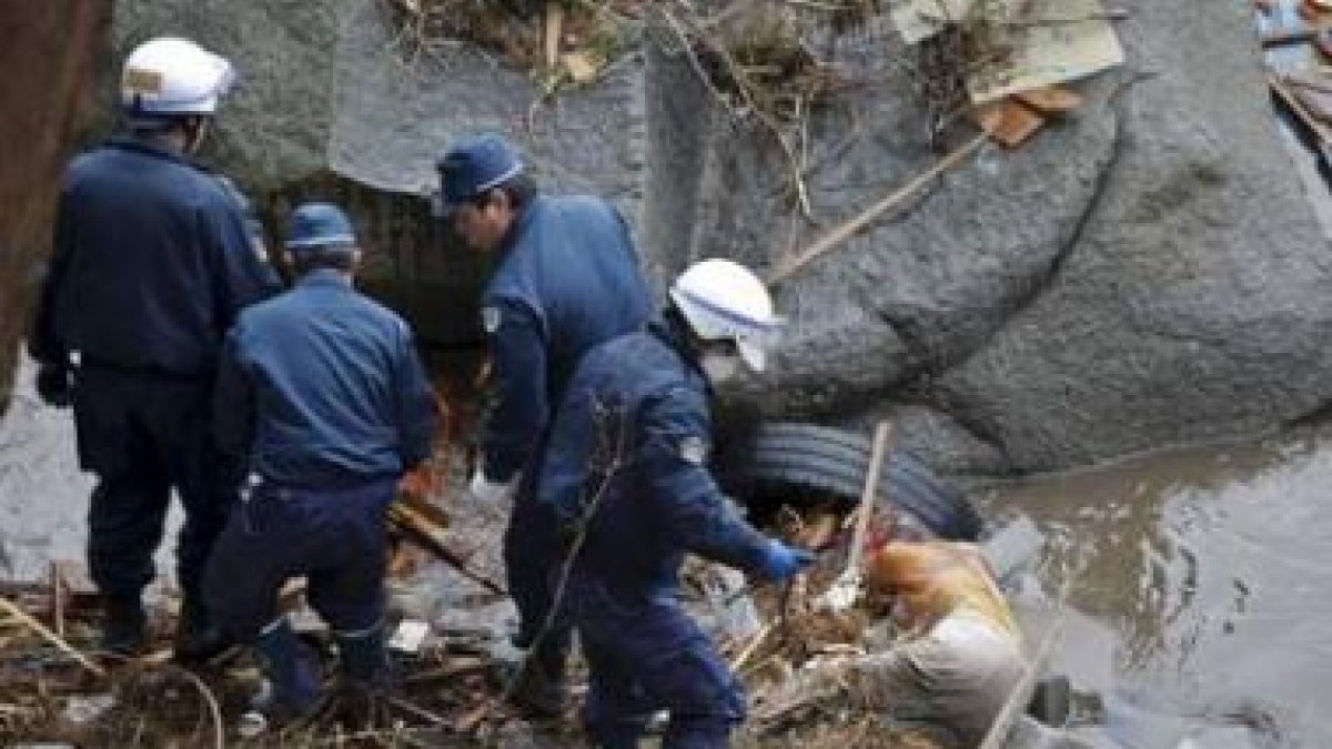 Un equipo de rescate recupera un cadáver en una de las zonas afectadas por el tsunami.