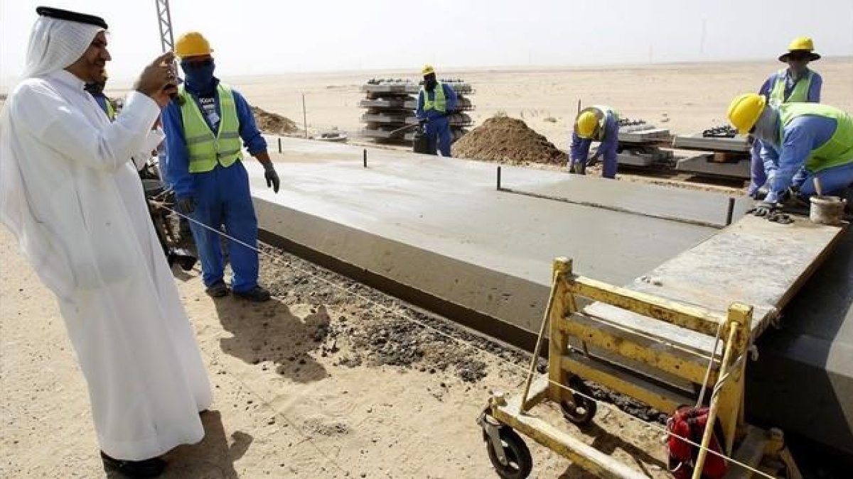 Obreros trabajando en la localidad de Jeddah en el proyecto de alta velocidad que unirán La Meca y Medina.
