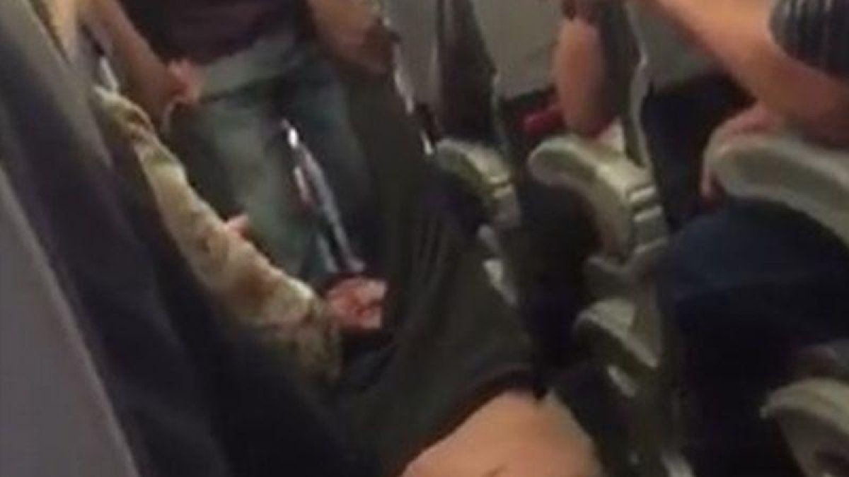 Brutal expulsión de un pasajero de United Airlines por 'overbooking'.