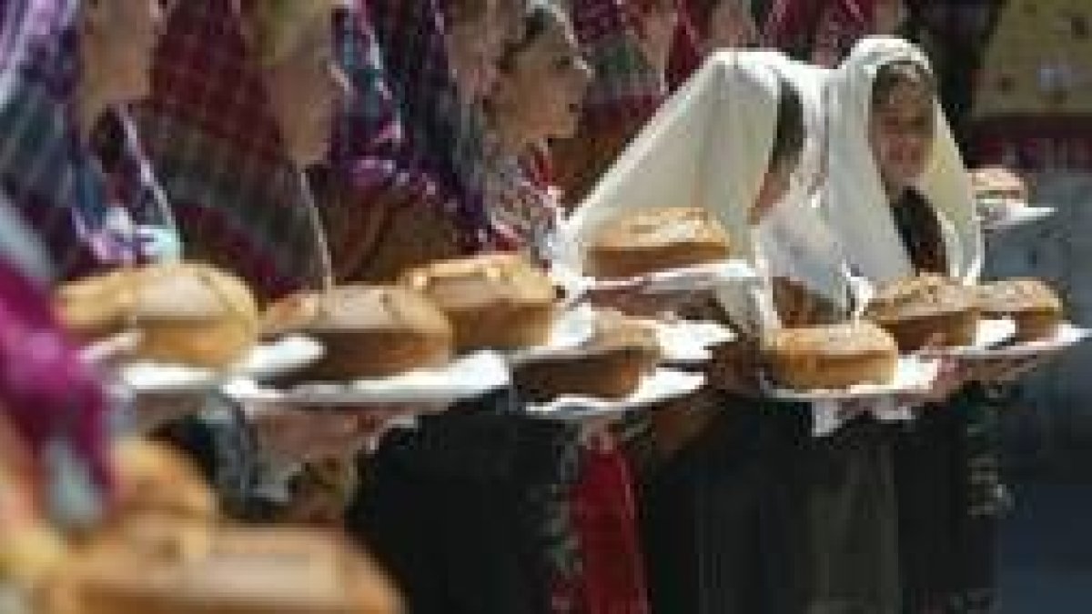 El desfile de los roscones acabó con la degustación de 300 por los «invitados»