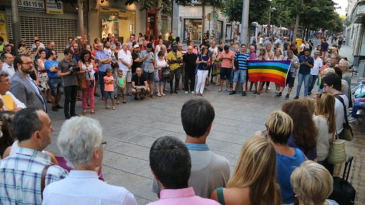 Un centenar de personas concentradas en Mataró para rechazar la homofobia, en una imagen de archivo