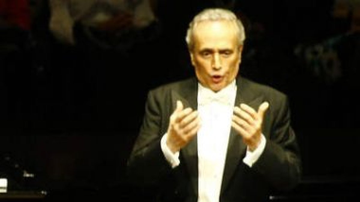 El tenor catalán José Carreras en pleno recital, junto al pianista Lorenzo Bavaj, y rodeado por el p