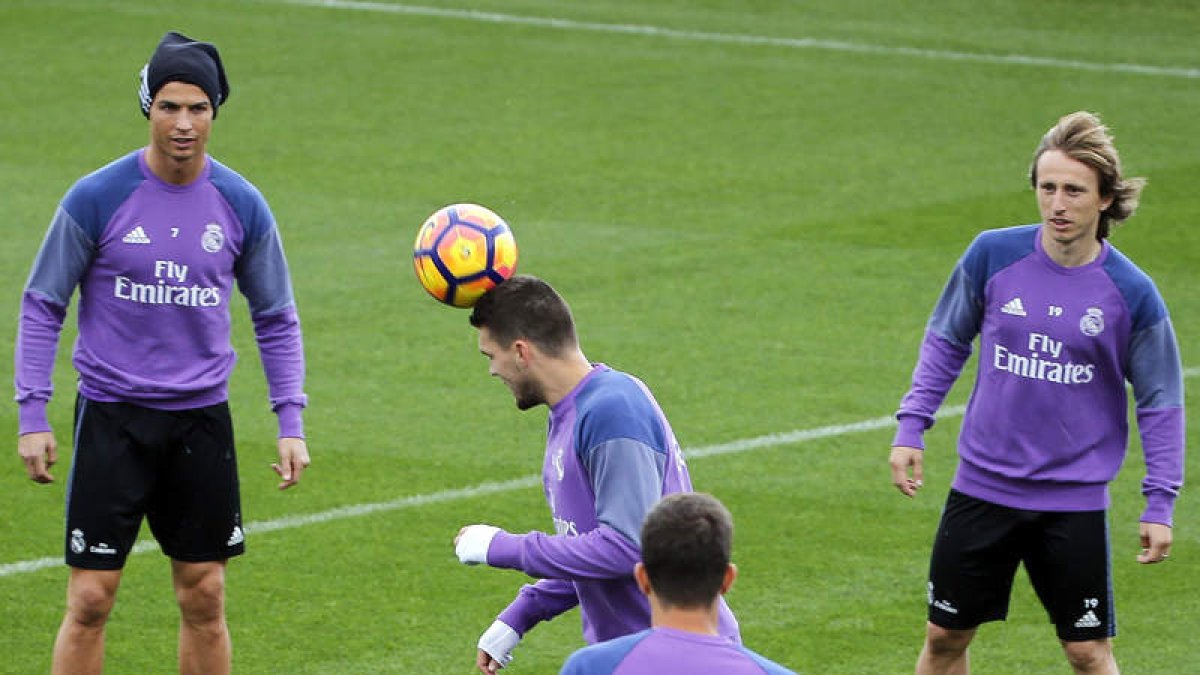 Cristiano Ronaldo, Kovacevic y Luka Modric durante el entrenamiento de ayer en Valdebebas. MARISCAL