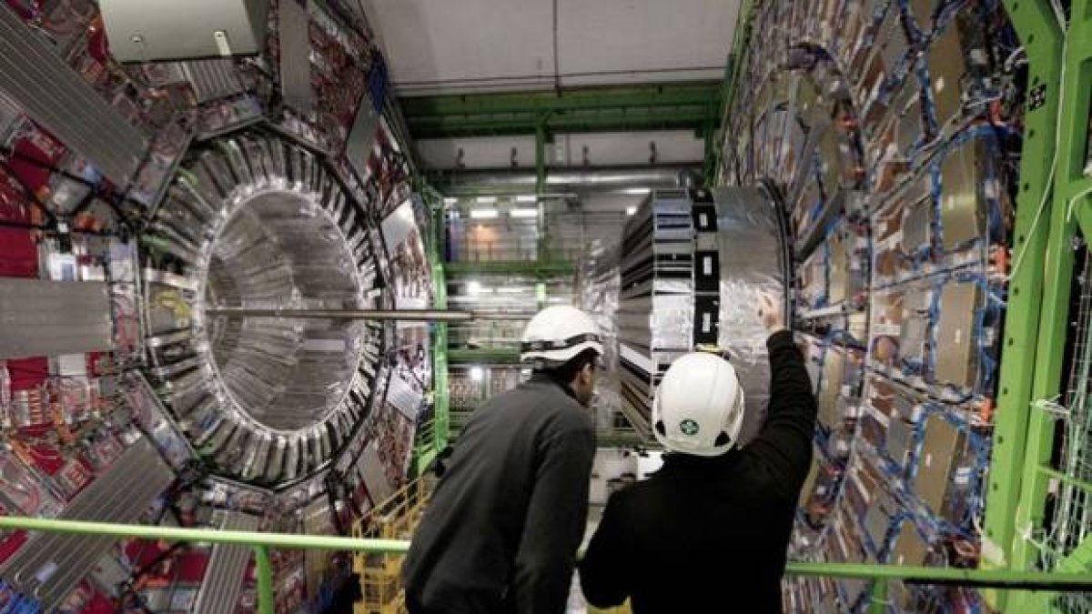 Imagen de archivo de dos cientificos en las instalaciones del CERN.