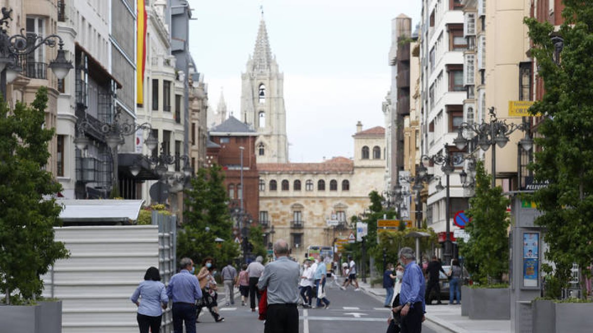 El ayuntamiento de León corta al tráfico varias calles durante el confinamiento. F. Otero Perandones.