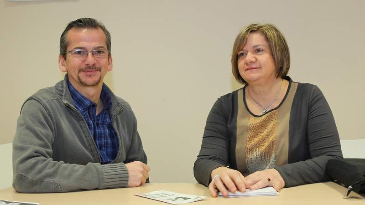 Javier Gago, coordinador del Centro del Voluntariado de León, y Yolanda Gago, presidenta de Apatca.