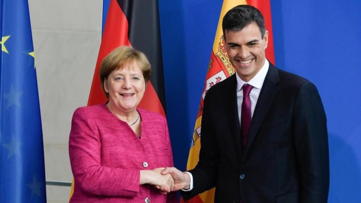 Merkel y Sánchez se estrechan la mano tras la rueda de prensa que han celebrado en Berlín.