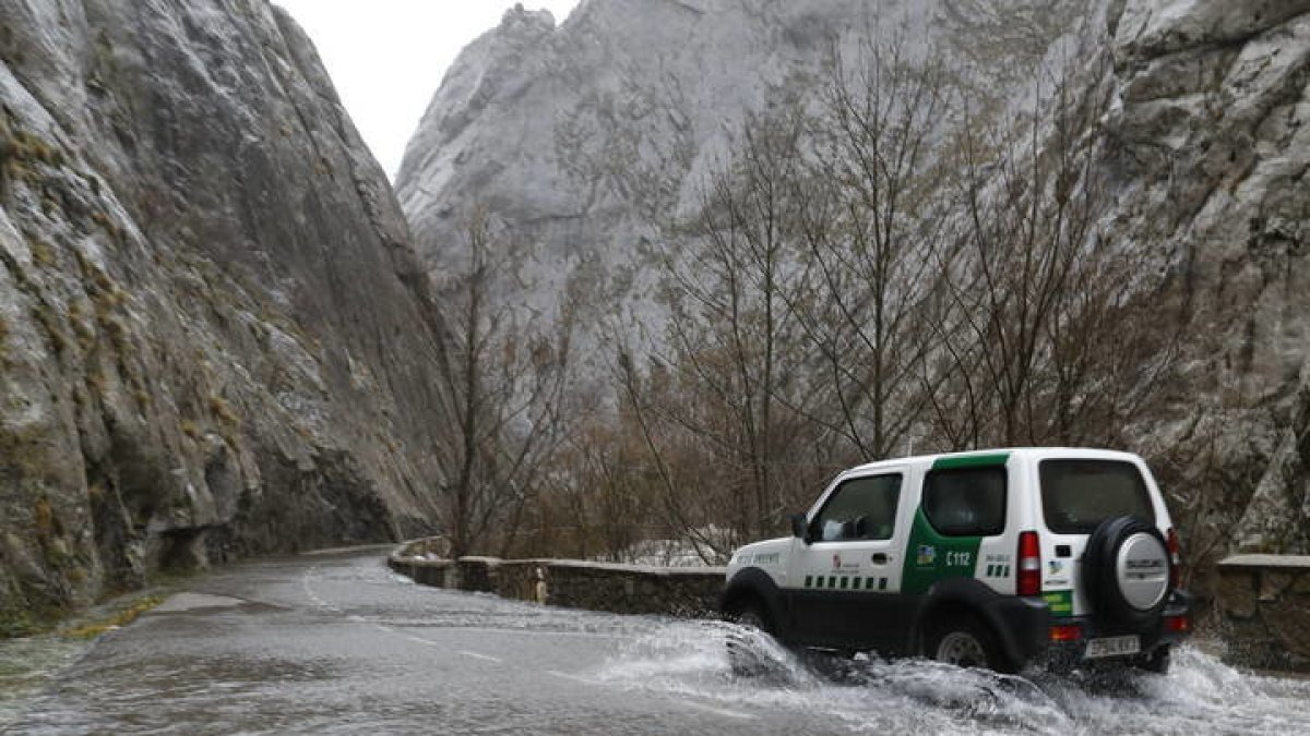 La carretera de las Hoces de Vegacervera, inundada este lunes. RAMIRO