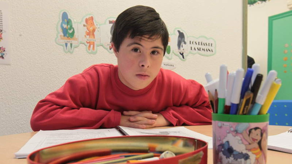 Rubén Calleja Loman en un aula de Amidown en León donde recibe apoyo escolar.