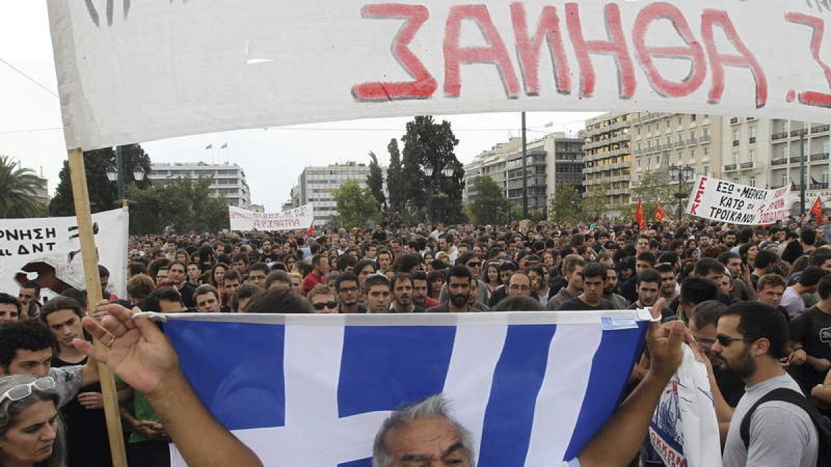Miles de manifestantes frente al Parlamento griego.
