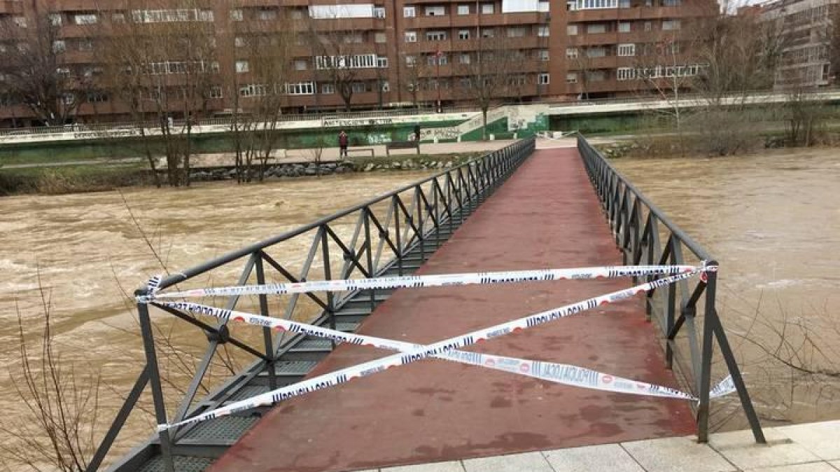 Las pasarelas del Bernesga han sido cortadas por el aumento del caudal