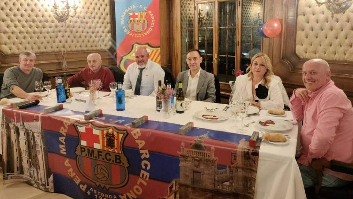 La mesa presidencial de la cena con la que la Peña Maragata del Barcelona celebró su 29 aniversario. CRISTINA